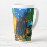 Caneca De Café Latte Van Gogh Café Terrace à Noite<br><div class="desc">Latte Mug com a pintura a óleo de Vincent van Gogh Café Terrace na Noite (1888). Estrelas amarelas pintam o céu azul noturno acima de um café ao ar livre na França. Um presente maravilhoso para fãs do Impressionismo Poste e da arte holandesa.</div>