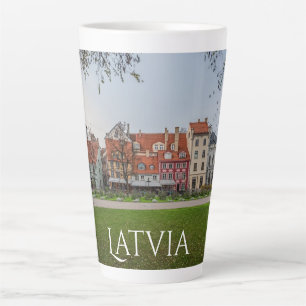 Caneca De Café Latte Velha cidade de Riga no outono
