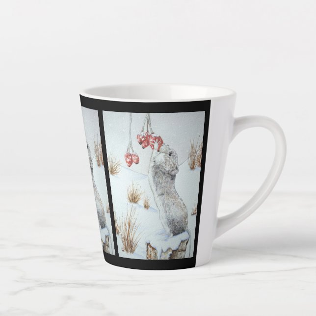 Caneca De Café Latte Vida selvagem de ratos e bagas vermelhas e de neve (Direita)