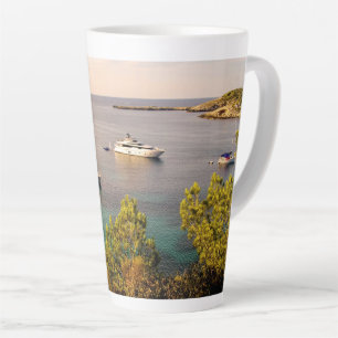 Caneca De Café Latte Vista costeira de Portinatx Ibiza com iates de lux