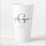 Caneca De Café Latte Vovô Elegante Script Monograma Silver Green<br><div class="desc">Uma caneca tardia para um novo avô ou um avô há muito estabelecido, que você pode personalizar com a data em que eles se tornaram avô. Esta design minimalista da tendência tem uma sutil paleta colorida de verde-prateado, preto e branco. Ele tem um monograma do avô, com a letra inicial...</div>