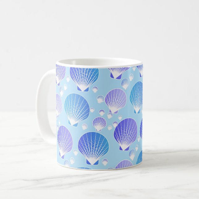 Caneca De Café Lavanda e conchas azuis em azul pálido (Frente Esquerda)