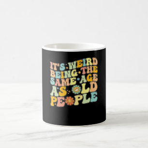 Caneca De Café Legal É Estranho Ter a Mesma Idade Que as Pessoas