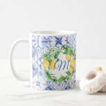 Caneca De Café Lemon Greenery Wreath Branco Monograma Azul<br><div class="desc">Uma festa de noiva personalizada, uma caneca de café para combinar com o tema do seu casamento será um lembrete especial daquele dia e da relação especial que você compartilha. Uma mão pintada a cor d'água da camada botânica dos citros com limões pendurados, flores brancas e verde-folha sobre um padrão...</div>