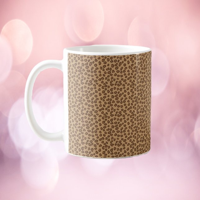 Caneca De Café Leopard Pattern Impressão Brown (A mug with a leopard print pattern in brown.)