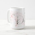 Caneca De Café Letra D Minúscula Rosa Rosa Rosa Delicada<br><div class="desc">Monograma - Letra floral D - Uma lavagem com aquarela cor rosa pálida e penteada atrás de delicados rosas cor-de-rosa-rosados. Bonito pulverizações florais de aquarelas em ambos os lados da caneca - e decorem a grande primeira letra do seu nome. A folhagem verde-suave pintada à mão e as rosas de...</div>
