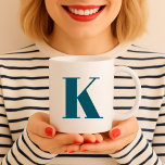 Caneca De Café Letra inicial | Monograma moderno Na moda teal Leg<br><div class="desc">Uma simples caneca de café monograma,  na moda,  personalizada,  em tipografia moderna minimalista,  em azul lacrimogêneo. Um presente personalizado perfeito ou acessório com um toque pessoal!</div>