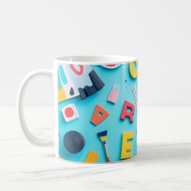 Caneca De Café Letras de plástico dispostas artisticamente sobre  (Esquerda)