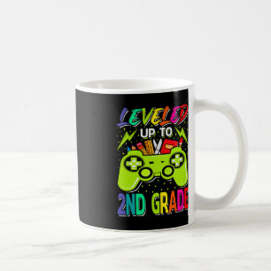Caneca De Café Levado Até O Jogador De Nível segundo De Volta À E
