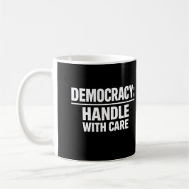 Caneca De Café Lidar com a Democracia com Cuidado
