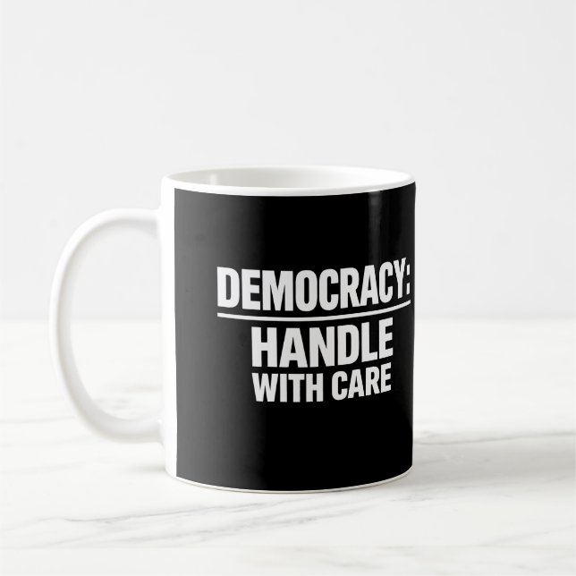 Caneca De Café Lidar com a Democracia com Cuidado (Esquerda)