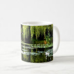 Caneca De Café Lily Pond de Monet com Willows, Giverny, França<br><div class="desc">Foto do lago de lírio de Claude Monet em Giverny,  França,  em setembro. A ponte japonesa está ao fundo e árvores salgueiras estão caindo sobre o lago.</div>