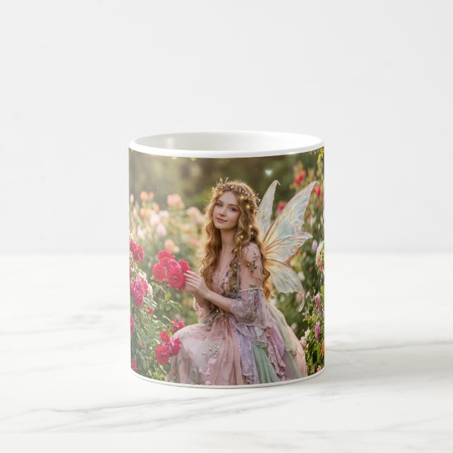 Caneca De Café Linda princesa fada no jardim de rosas (Centro)