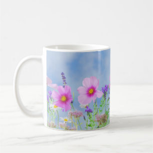 Caneca De Café Lindas flores rosa e roxas com céu nublado