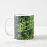 Caneca De Café Lírios brancos de Claude Monet, Vintage Art<br><div class="desc">Lírios Brancos (1899), de Claude Monet, é uma pintura de natureza floral impressionista vintage. É uma das muitas variações dos lírios-d'água e pinturas de passarela japonesas que Monet pintou em seu jardim de flores da primavera em Giverny, França. Uma ponte de pedestres sobre um lago em tons verdes. Sobre o...</div>