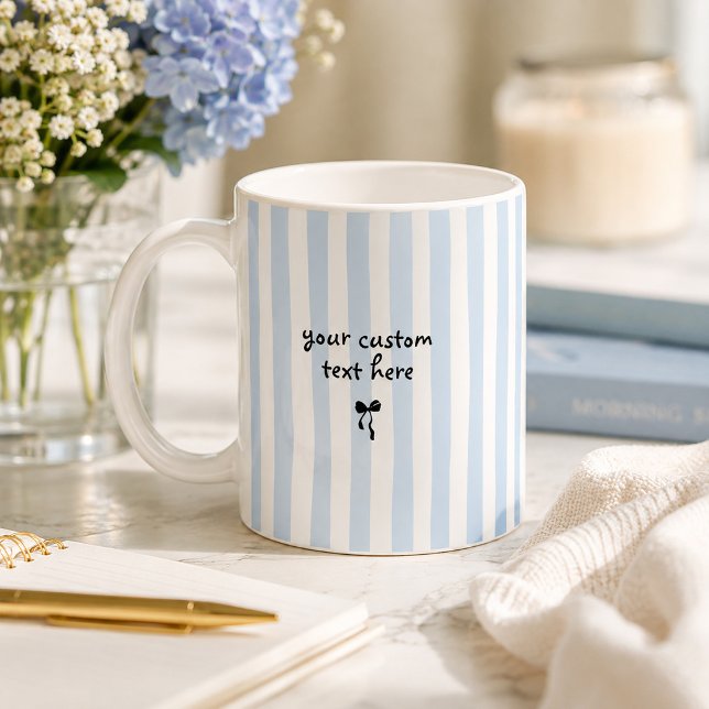Caneca De Café Listras Azuis Costeiras com Laço de Texto Personal (Blue and white striped personalized coffee mug with custom text and small black bow.
)