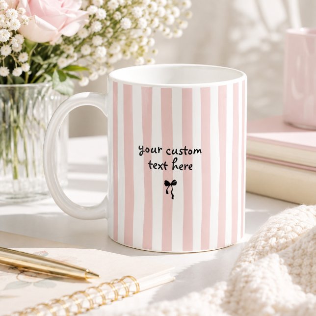 Caneca De Café Listras Rosa Pastel com Laço Coquette Personalizad (Pastel pink and white striped personalized coffee mug with custom text and bow.)