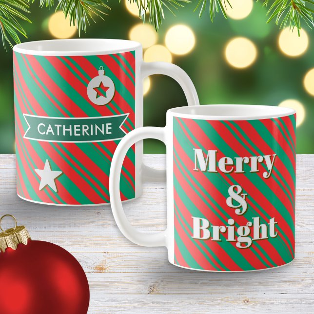 Caneca De Café Listras Vermelhas e Verdes Alegre e Brilhante Pers (A personalized mug with red and green candy stripes pattern, with 'Merry & Bright' caption)