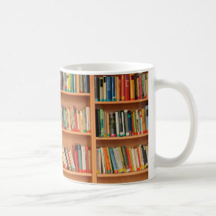Caneca De Café Livros em Segundo Plano