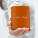 Caneca De Café Logotipo retangular de empresa laranja queimada<br><div class="desc">Uma cor de fundo laranja queimada por tendências. Personalize e adicione seu logotipo retangular de negócios. Você pode alterar a cor de fundo para corresponder à sua marca.</div>