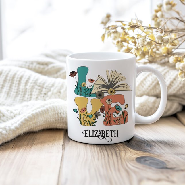 Caneca De Café LOVE Livros Nome Personalizado Retro Flores Selvag (LOVE Books Custom Name Retro Wildflowers Coffee Mug on a neutral cozy wooden table.)