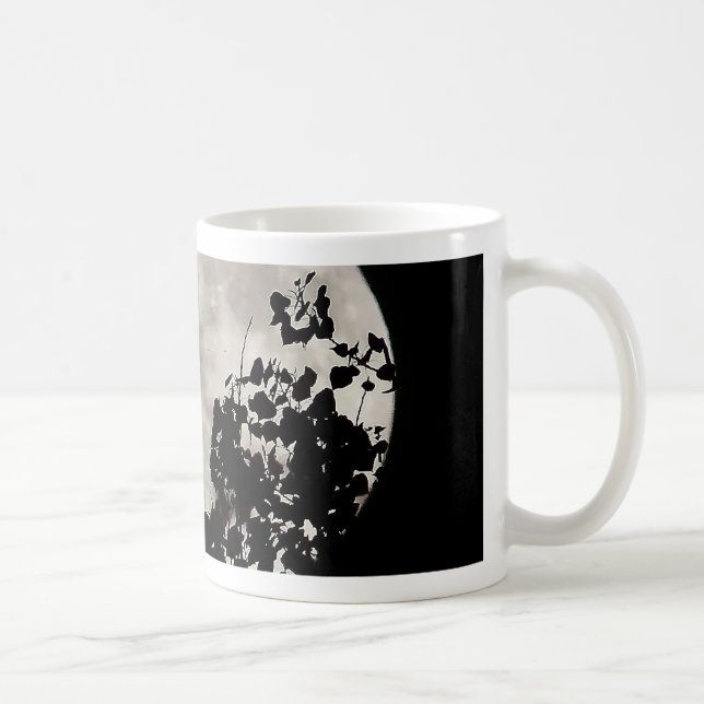 Caneca De Café Lua atrás das folhas escuras (Direita)