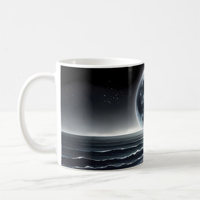 Caneca De Café Lua surreal nascendo sobre a costa do oceano tranq (Esquerda)