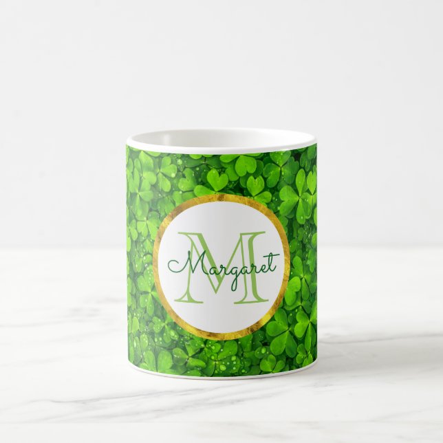 Caneca De Café Lush Green Clovers com FAUX Gold Foil e Monograma (Centro)