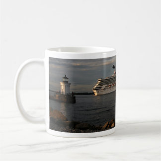 Caneca De Café Luz de água-viva - Navio de cruzeiro saindo do por