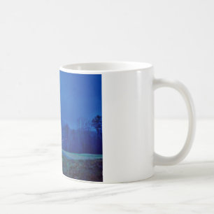 Caneca De Café Luzes brilhantes em uma montanha azul