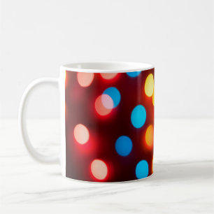 Caneca De Café Luzes de natal desfocadas. Bokeh de Ano Novo. Abst