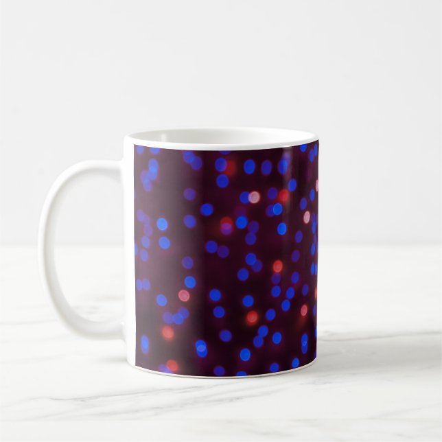 Caneca De Café Luzes de Natal, turvas, fundo festivo. (Esquerda)