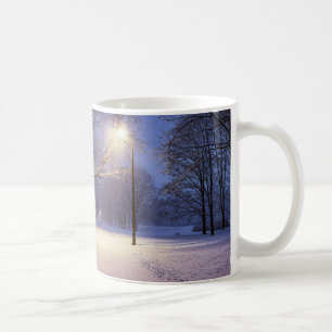 Caneca De Café Luzes de rua e cobertas de árvores de neve