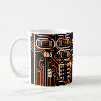 Caneca De Café macro tomada de circuito,cabos,capacitores,placa,