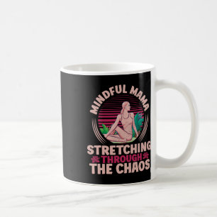 Caneca De Café Mãe Atenta Alongando-se Através do Caos Yoga Mãe