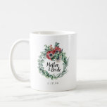 Caneca De Café Mãe Botânica Rústica Vermelha Floral da Noiva<br><div class="desc">O design botânico de inverno apresenta uma coroa de Boho eucalipto com anêmonas vermelhas de burgundy. Bride Maid está escrito no centro. Sua data de casamento abaixo. Eles também estão disponíveis para a noiva, para a madrinha de casamento, mãe do noivo e florista. Comprar um para cada membro do partido...</div>
