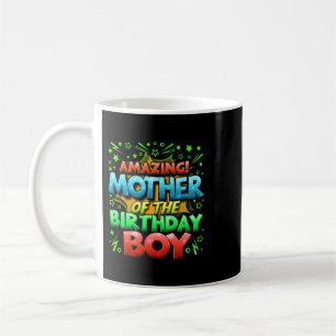 Caneca De Café Mãe da família do menino de aniversário batendo