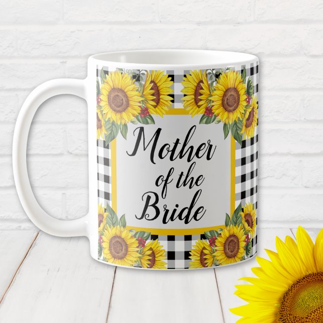 Caneca De Café Mãe da Noiva Gingham de Girassóis Personalizado (Mother of the Bride personalized Sunflowers and Gingham Bridal Shower Gift Mug)