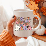 CANECA DE CAFÉ MÃE DE HALLOWEEN NA MINHA ESPOSA ERA<br><div class="desc">Descubra o que há de mais moderno em "spook" e doçura com o Ghost Mug da Cartoon Cerâmica, com a frase caprichosa 'IN MY SPOOKY MOM ERA' no bronzeado pastel, creme, rosa e matizes violetas. Esta fonte no estilo do Dia das Bruxas adiciona um toque de encanto retrô à sua...</div>