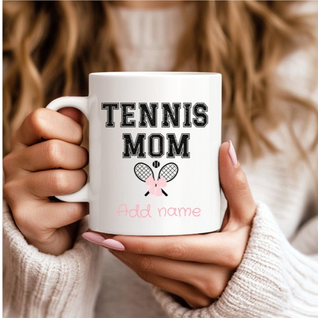 Caneca De Café Mãe de Tenista Personalizada com Laço Rosa e Raque (Criador carregado)