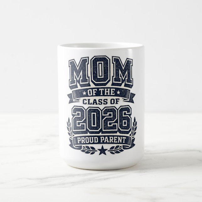 Caneca De Café Mãe de um Graduado de 2026 – Orgulho de Mãe (Centro)