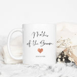 Caneca De Café Mãe do Groom | Trendy Script e Heart<br><div class="desc">Esta linda caneca na moda para a mãe do noivo apresenta um roteiro manuscrito em preto,  com um pouco falho de ouro rosa e um lugar para o seu nome.</div>