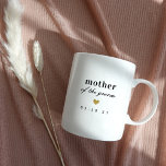Caneca De Café Mãe Dourada moderna do Casamento de noiva<br><div class="desc">Caneca de café personalizada,  com tipografia moderna "mãe do noivo",  com design de coração de ouro. Personalizar com texto e data do casamento.</div>