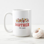 Caneca De Café Mãe Groovy Fllower Vintage Dia de as mães<br><div class="desc">Celebre o amor e a alegria de ser mãe, avó ou tia com este presente de texto personalizado. Quer você vá de mãe, mamãe, mãe, tia, tia, vovó, avó ou vovó, este presente personalizado é projetado para fazer seu coração florescer com felicidade. Abrace a beleza eterno do design floral vintage....</div>