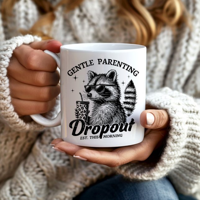Caneca De Café Mãe Guaxinim Desistente da Parentalidade Gentil e  (Funny mug for the sleep deprived parent.  "Gentle parenting dropout. est. This morning.")