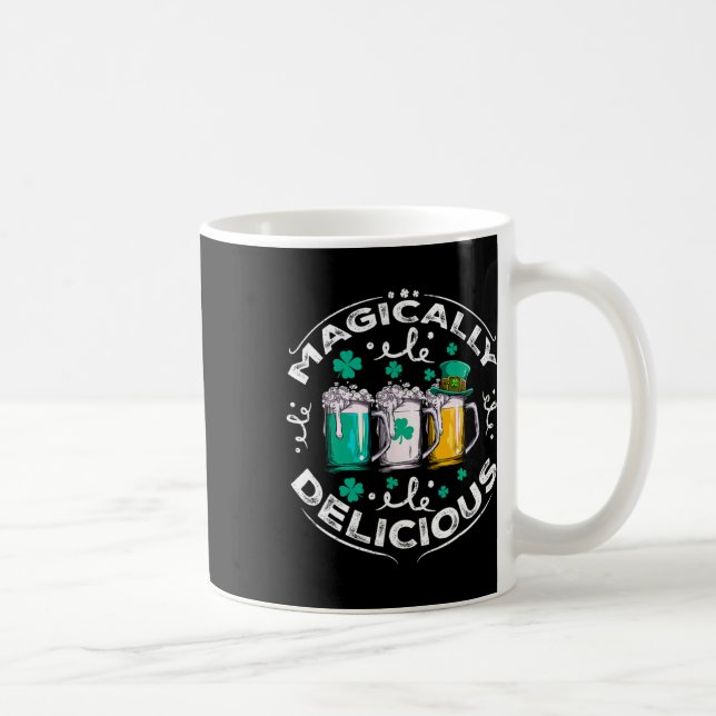 Caneca De Café Magicamente Delicioso Dia de São Patrício Bebendo  (Direita)