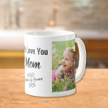 Caneca De Café Mamãe Te Ama Foto Personalizada<br><div class="desc">Celebre a mamãe com esta design de foto personalizada e nomes de assinatura. Você pode adicionar duas fotos de uma criança ou crianças, personalizar a expressão para "Eu te amo" ou "Nós te amamos", e personalizar se ela é chamada de "mãe", "Mamãe", etc. Você também pode adicionar o nome da...</div>