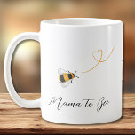 Caneca De Café Mamãe To Bee<br><div class="desc">Esta caneca de café é decorada com abelhas melíferas e "Mama to Bee" na tipografia de na moda. Facilmente personalizável com seu monograma. Faz um presente encantador para a futura mãe. Original Watercolor © Michele Davies.</div>