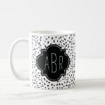 Caneca De Café Manchas Dalmáticas Brancas Negras Modernas e Branc<br><div class="desc">Este padrão moderno de pontos Dalmáticos está na tendência e é uma forma muito legal de adicionar impressões animais à sua vida. Não se esqueça de personalizar o monograma de três letras! ©2014 todos os direitos reservados.</div>