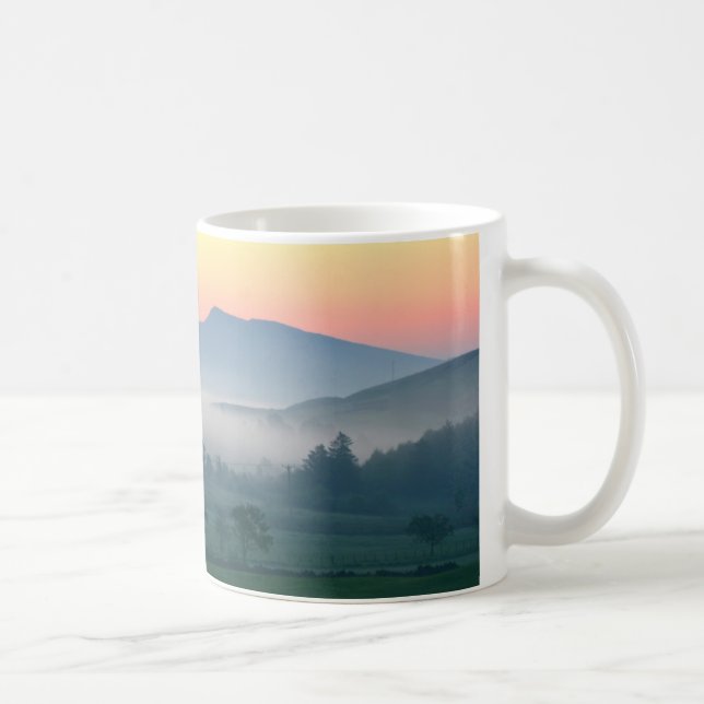 Caneca De Café Manhã enevoada em Hadrians Wall (Direita)